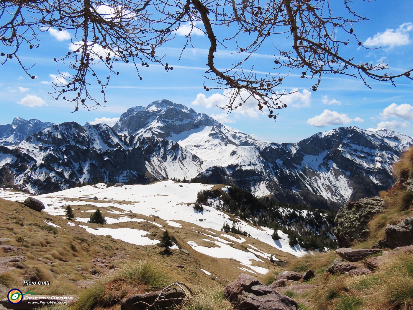 24 Bella vista sul Monte Campo e verso l'Arera.JPG